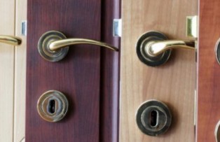 Cara Memasang Kunci Pintu dengan Mudah
