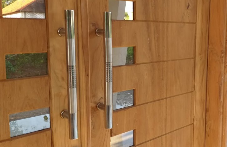 Cara Memasang Handle Pintu dengan Benar untuk Pintu Kayu atau Kaca