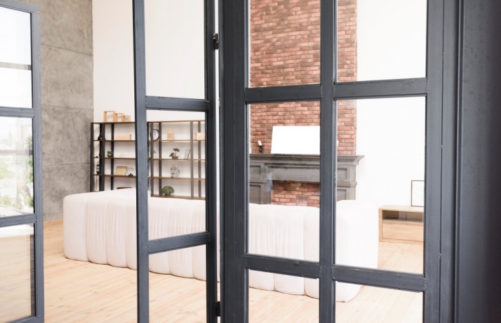 10 Desain Rumah Elegan yang Menggunakan Pintu Kaca untuk Tampilan Simpel dan Bergaya