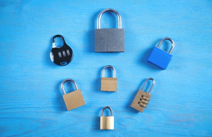 Reseller Wajib Tahu: Kapan Merekomendasikan Gembok PVC vs Gembok Besi Biasa