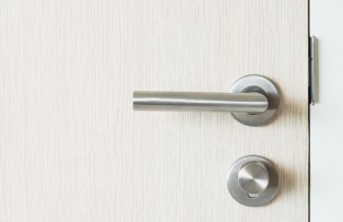 Kunci Utama Sering Longgar? Begini Cara Grendel Tanam Mengunci Daun Pintu Lebih Stabil dari Dalam