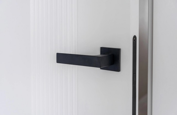 Pintu Kelihatan Membosankan? Begini Cara Handle Hitam Bisa Mengubah Tampilan Tanpa Renovasi Besar