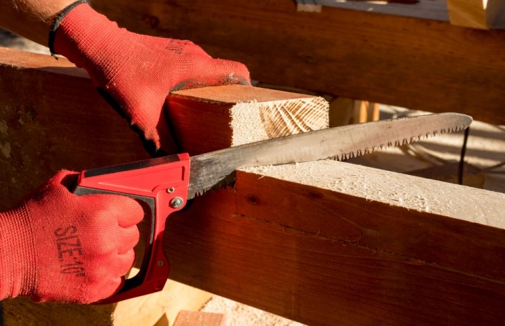 Potongan Kayu Selalu Miring atau Macet? Bisa Jadi Inilah Kesalahan Cara Pakai Gergaji