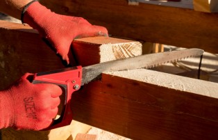 Potongan Kayu Selalu Miring atau Macet? Bisa Jadi Inilah Kesalahan Cara Pakai Gergaji