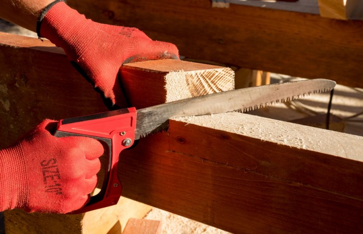 Gergaji Sering Nyangkut Bikin Potongan Kayu Jadi Kasar? Ini Penyebabnya