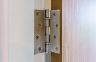 Pintu Sering Turun dan Sulit Ditutup? Bisa Jadi Engselnya Tidak Siap Menahan Beban
