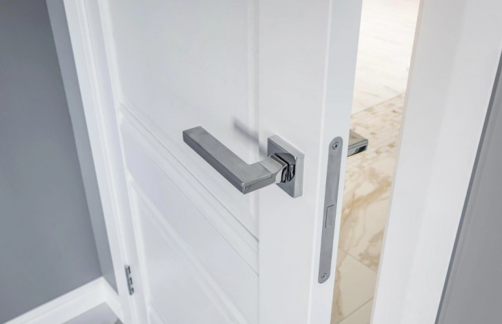 Handle Pintu Silver sebagai Aksen Netral yang Mudah Dipadukan dengan Berbagai Konsep Interior