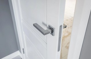 Handle Pintu Silver sebagai Aksen Netral yang Mudah Dipadukan dengan Berbagai Konsep Interior