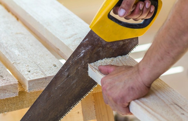 Hasil Potongan Gergaji Tangan Masih Kasar dan Miring? Ini Penyebab yang Sering Terlewat