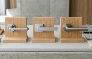 Jangan Cuma Lihat Model! Ini Perbedaan Handle Pintu Zinc Alloy, Aluminium, dan Stainless Steel