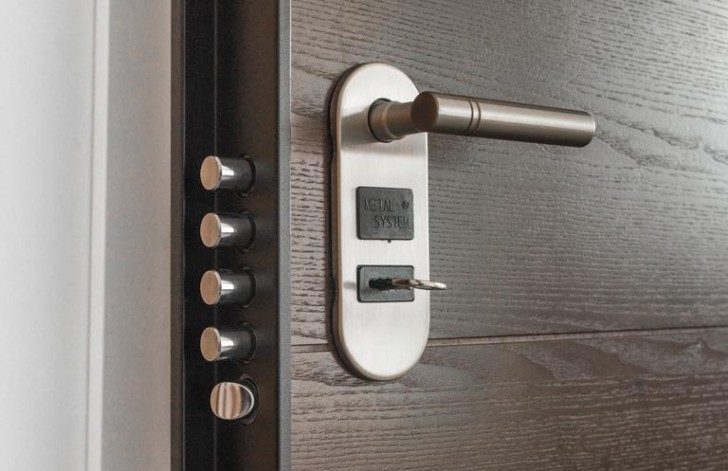 8 Cara Memasang Kunci Pintu yang Mudah Dilakukan
